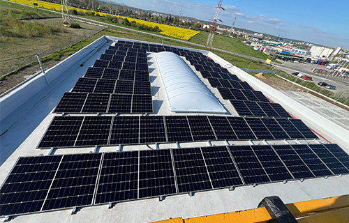 Bâtiment tertiaire équipé de panneaux photovoltaïques IBC à cadre noir