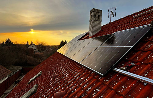 Maison résidentielle équipée de panneaux solaires IBC à cadre noir