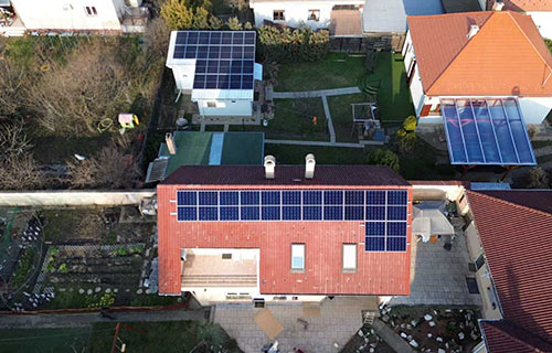 Villa contemporaine avec modules photovoltaïques IBC à cadre noir