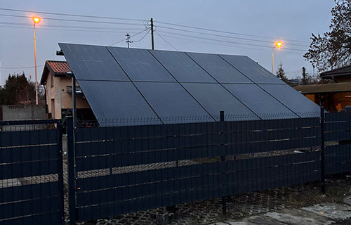 Carport photovoltaïque équipé de panneaux solaires HJT bi-verre Full Black