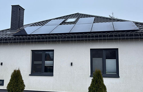 Clôture solaire équipée de modules HJT bifaciaux Full Black