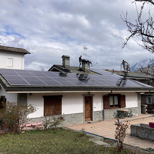 Détail panneau solaire IBC à cadre argenté