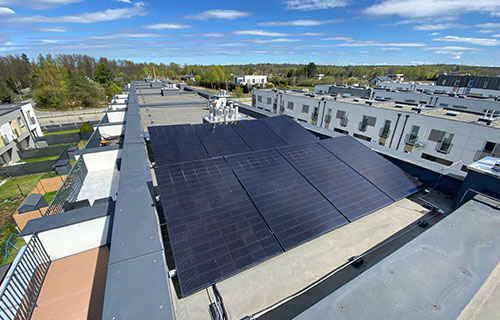Toiture résidentielle équipée de panneaux solaires HJT 515W Full Black